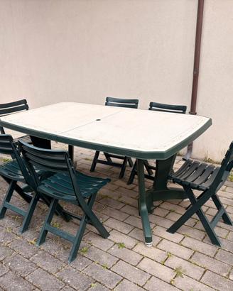 Tavolo da giardino con sedie in plastica