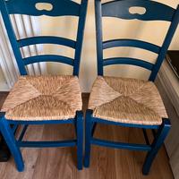 Due sedie in legno blu chiaro