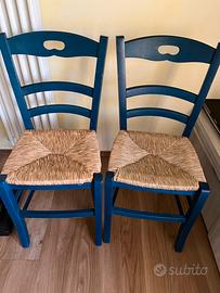 Due sedie in legno blu chiaro