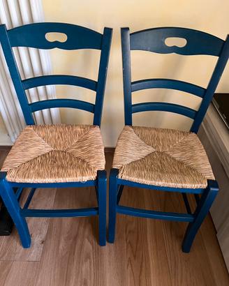 Due sedie in legno blu chiaro