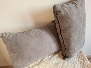 n.2 cuscini grigi in tessuto scamosciato