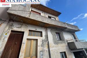 Casa di 150 mq con cortile e due posti auto