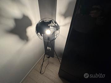 Lampada Mappamondo Black con piedi