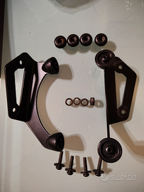 Attacchi/staffe per parabrezza scooter