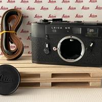 Leica M5 nera 3 ganci MAI aperta