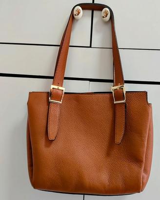 Borsa da donna vera pelle color cuoio frmata.