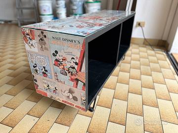 Mobile fatto a mano con ripiano in vetro