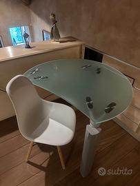 Scrivania e sedia