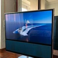 Stand pavimento motorizzato per TV Beovision11 46"