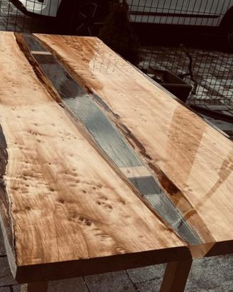 Tavolo legno e resina (river table)