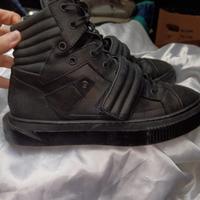 Sneakers marca Metal Gienchi