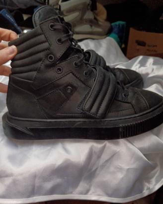 Sneakers marca Metal Gienchi