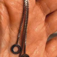 Orecchini pendenti dal design moderno