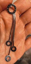 Orecchini pendenti dal design moderno