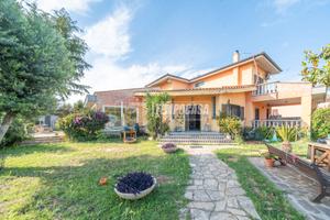 Prestigiosa Villa Unifamiliare con Piscina Interna