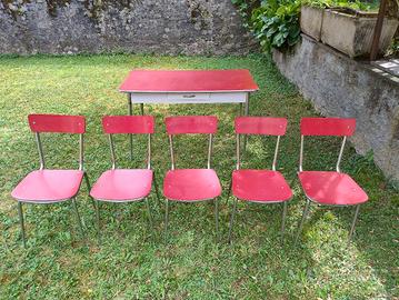Tavolo rosso 130x69cm con 5 sedie rosse abbinate