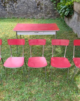 Tavolo rosso 130x69cm con 5 sedie rosse abbinate
