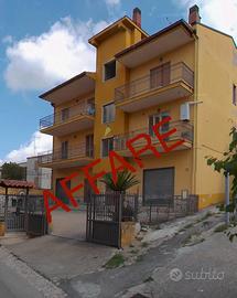 Locale con l'appartamenti