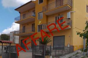 Locale con l'appartamenti