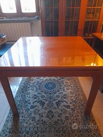 Tavolo in legno quadrato allungabile