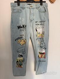 Jeans strappato con scritte e disegni 100% cotone