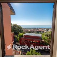 VILLA A SCHIERA CON GARAGE E GIARDINO