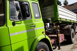 Camion con gru ribaltabile