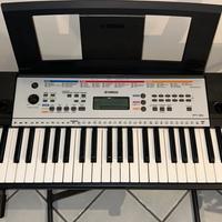 Yamaha Digital Keyboard YPT-260 con supporto