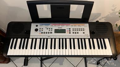 Yamaha Digital Keyboard YPT-260 con supporto