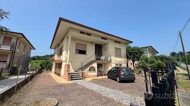 Villa singola con 2 appartamenti e giardino