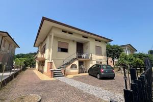 Villa singola con 2 appartamenti e giardino