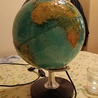 Mappamondo luminoso e con montagne in rilievo