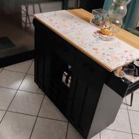 Isoletta con cassetti e ante per cucina