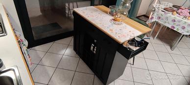 Isoletta con cassetti e ante per cucina