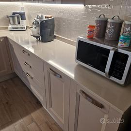 Top in quarzo con piano cottura e lavello