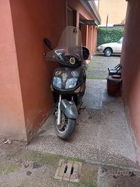 Moto scooter Yamaha 300