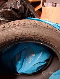 Pneumatici invernali 215/55 R18 V99.