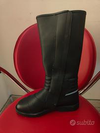stivali in pelle colore nero