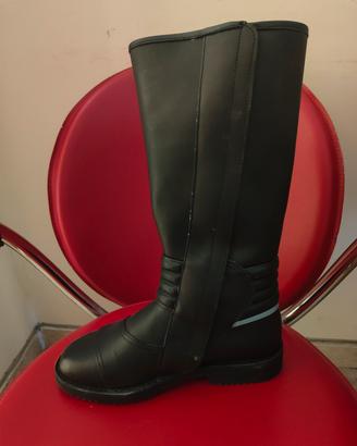 stivali in pelle colore nero