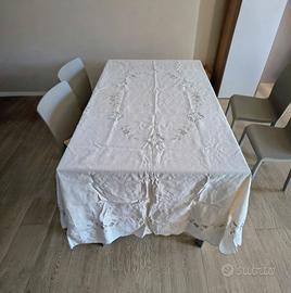 Elegante set composto da una tovaglia e dodici tov