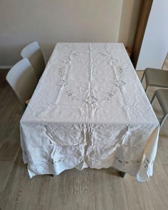 Elegante set composto da una tovaglia e dodici tov