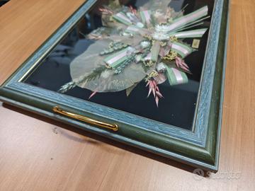 Vassoio vintage con fiori essiccati sottovetro