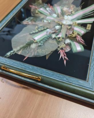 Vassoio vintage con fiori essiccati sottovetro