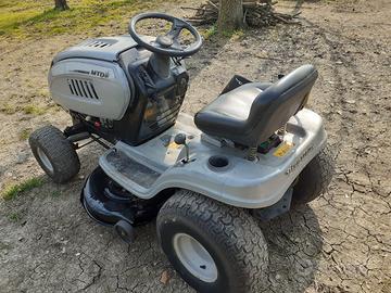 trattorino rasaerba tagliaerba giardino 