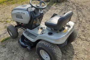 trattorino rasaerba tagliaerba giardino 