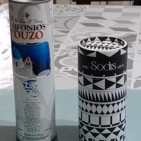 Piccoli barattoli di cartone