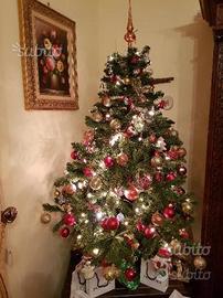Albero di natale completamente addobbato