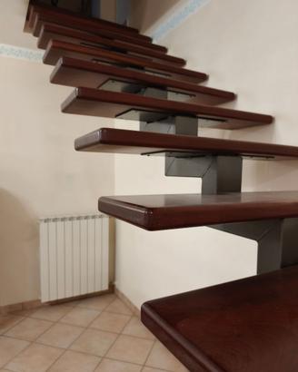 Scala per interni in legno di Ocumè