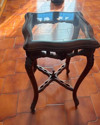 Tavolino in legno con piano in vetro