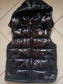Gilet piumino nero lucido smanicato con cappuccio 